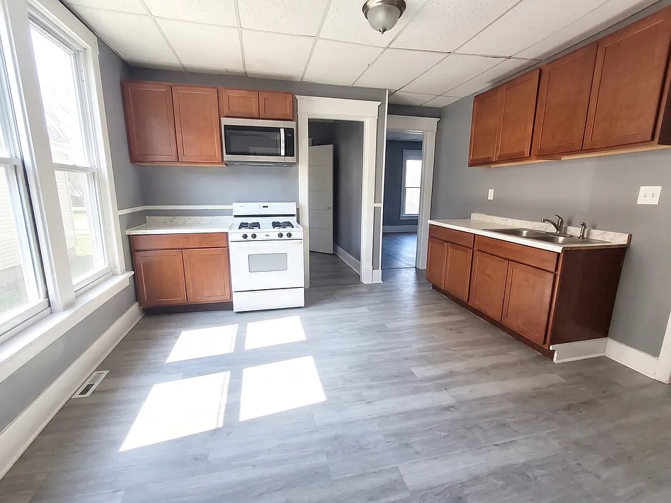 543 E 14th St #1