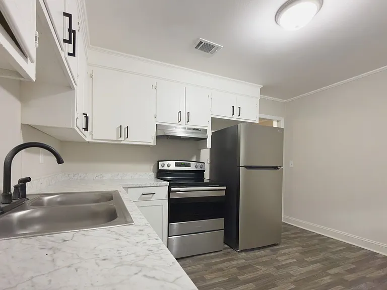 1533 N Avalon Cir — Photo 2