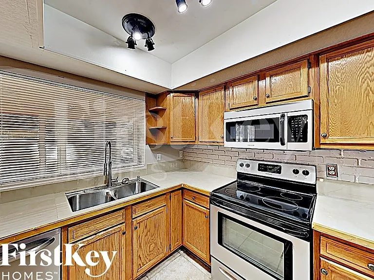 1007 W Utopia Rd — Photo 4