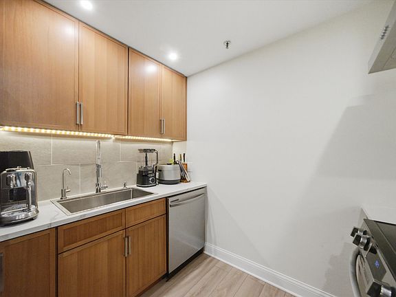 3rd image of 680 N Lake Shore Dr APT 913