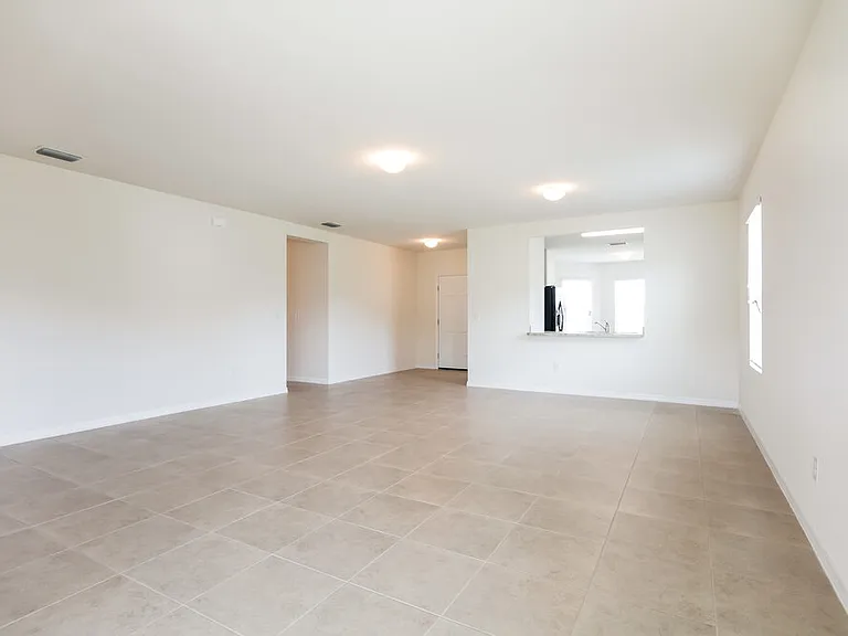 714 SW 6th St — Photo 3