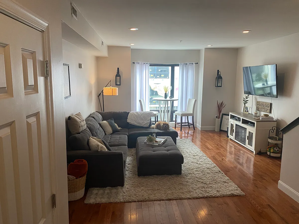 Building Photo - 1605 Ridge Ave #3F