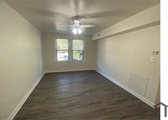 3 bed, 900 sqft, $3,484 — Photo 3