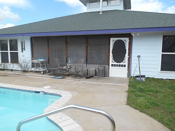 Screened living space patio
