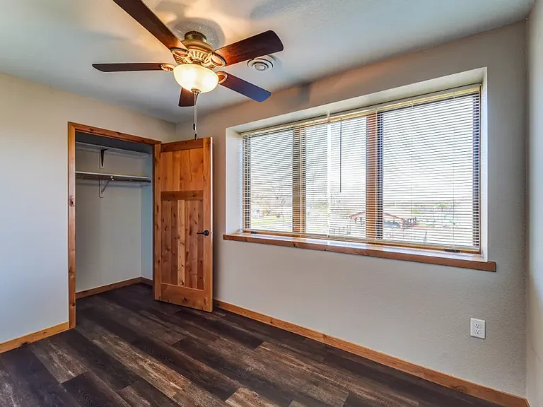 Sunset Place Apartments — Photo 33