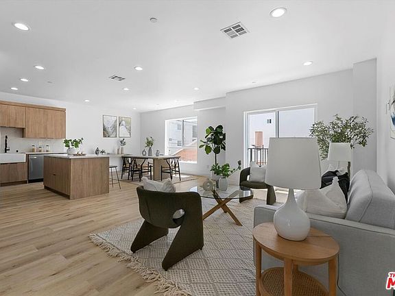 4th image of 540 N Serrano Ave