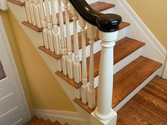 Private stairwell foyer 9'x7'3"