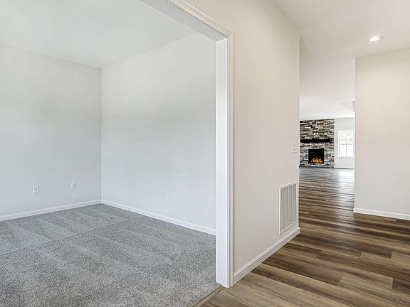 3rd image of 2412 Hawthorne Dr