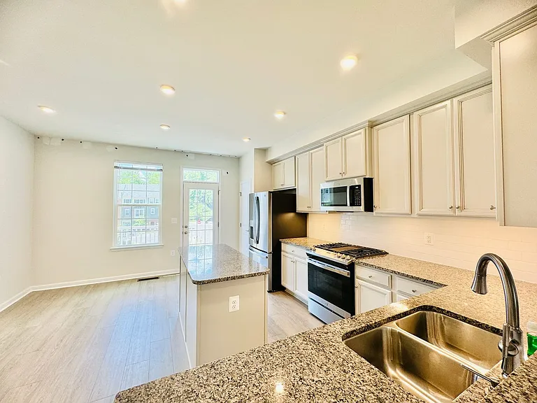 18374 Reaper Hill Ct — Photo 9