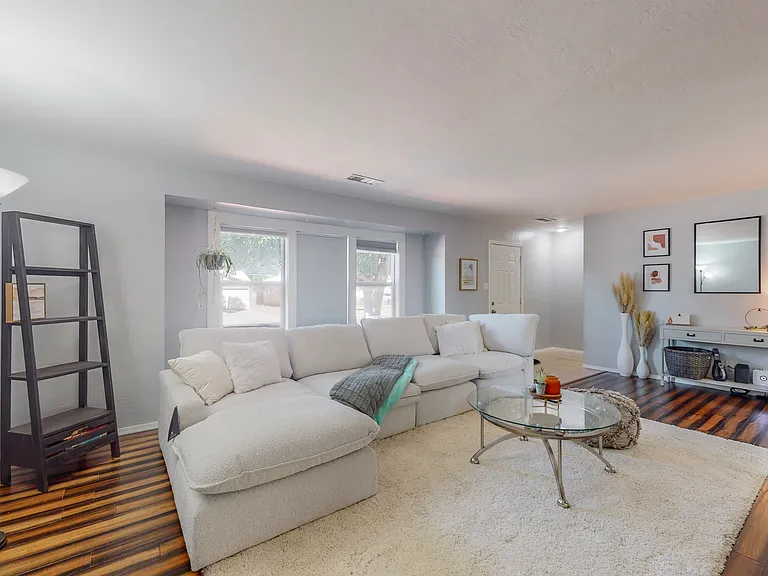 2810 Carolina St NE — Photo 6