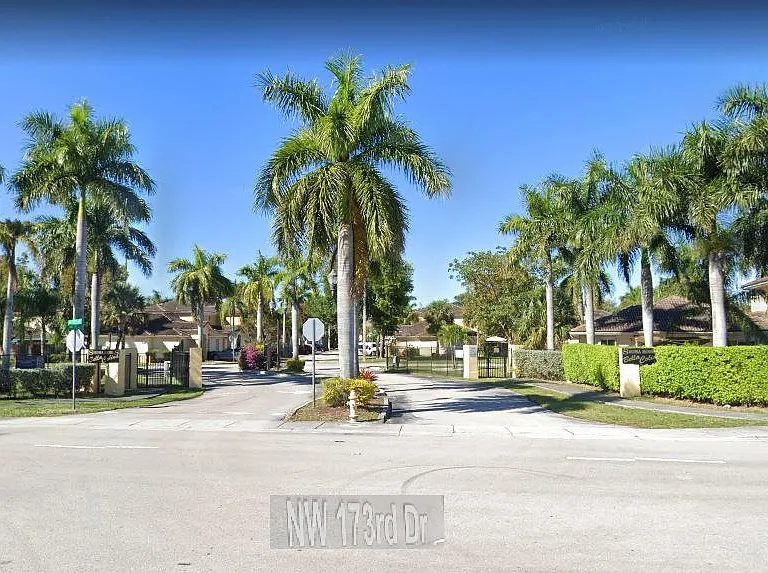 Bella Colina Entrance