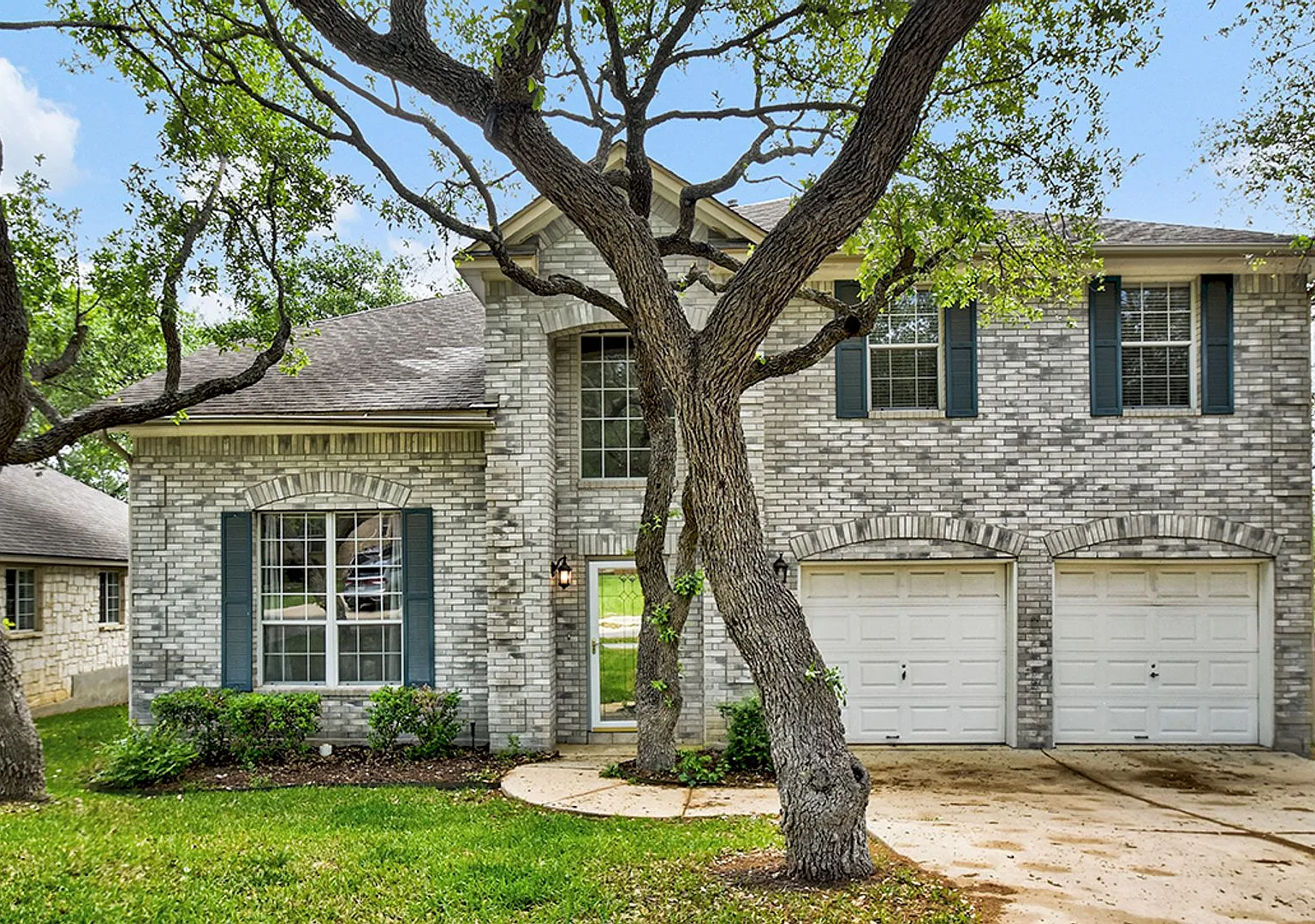 Beautiful and impeccably maintained traditional home located in the highly desirable Waters at Ca... — Photo 1