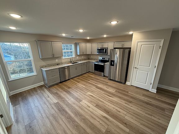 3rd image of 221 Lolly Ln