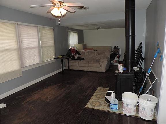 3rd image of 1825 Oak St