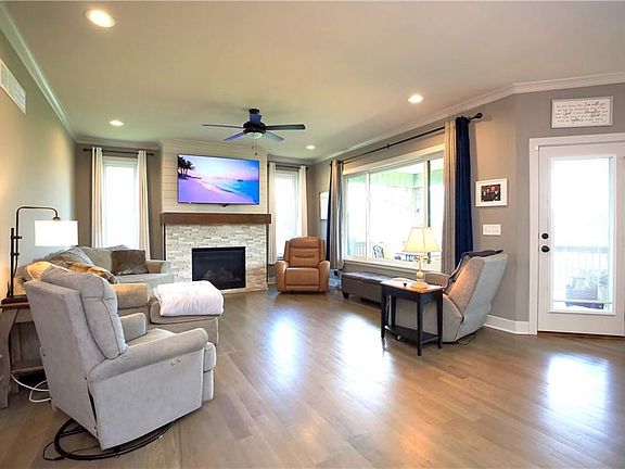 5th image of 211 Broadmoor Dr