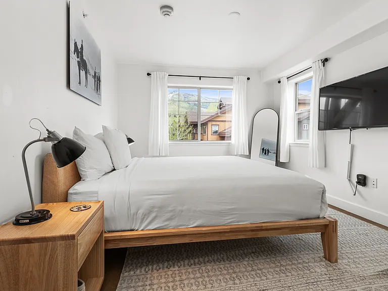 Ensuite Bedroom #1| King Bed | Smart TV
