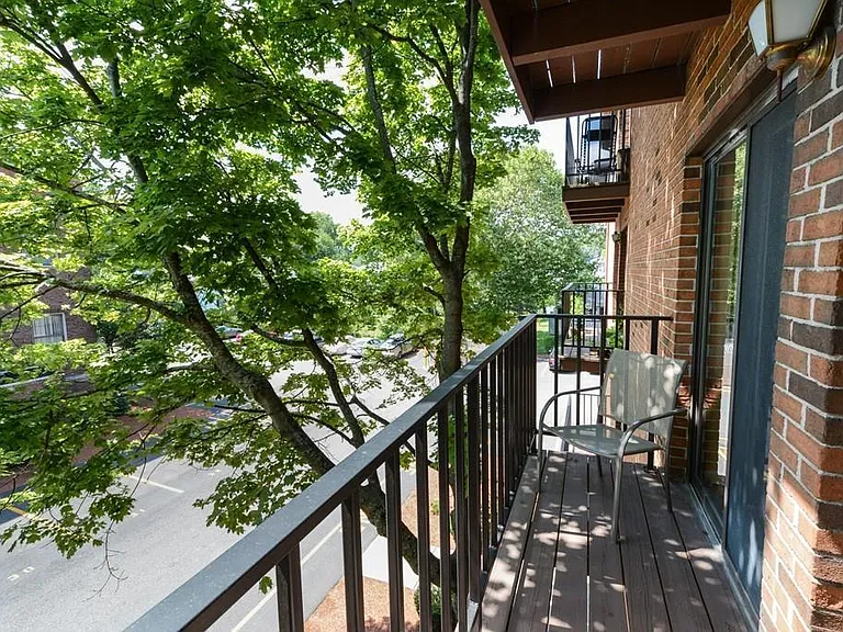 327 Plantation St — Photo 15