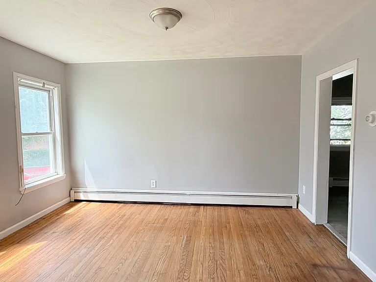 271 Glen St #1 — Photo 3
