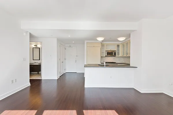 Sold by Manhattan Miami Real Estate | media 6