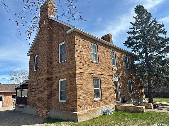 2nd image of 107 1st AVENUE W