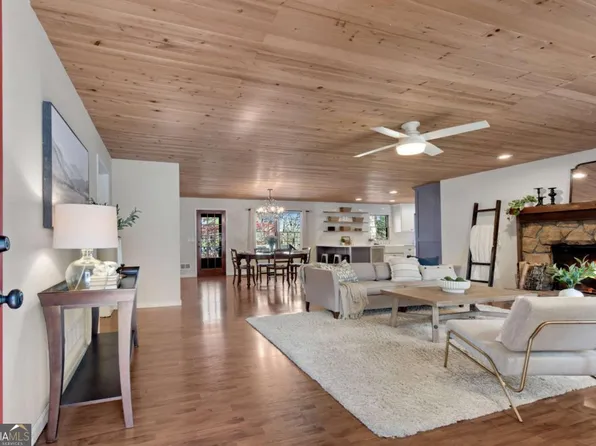 126 E Lake Dr, Roswell, GA 30075