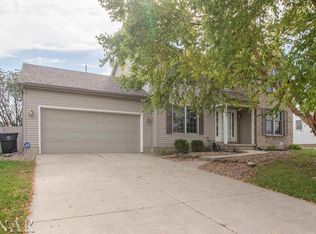 1205 Royal Pointe Dr, Bloomington, IL