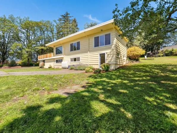 4589 Scarborough Rd, Saanich, BC V8Z 5N6