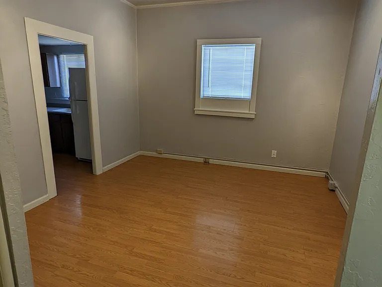 810 E Moeller St — Photo 9