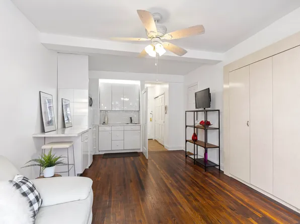 320 East 42nd Street image 1 of 12