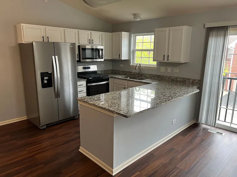 979 Kensington Dr — Photo 4