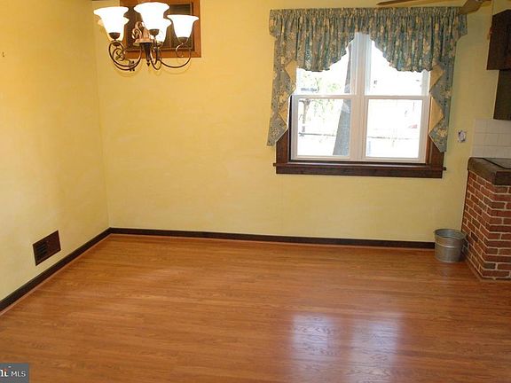 4th image of 1424 Millersville Pike