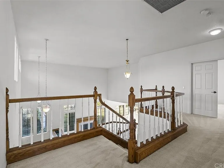 1056 Hooper Dr — Photo 7