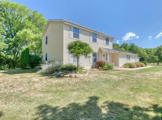 N53W30118 Arrowhead Dr, Hartland, WI 53029