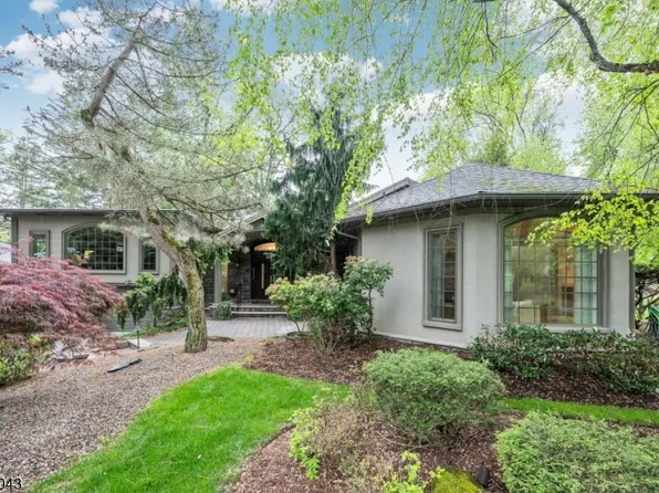 31 Sherwood Dr, Hillsdale Boro, NJ 07642