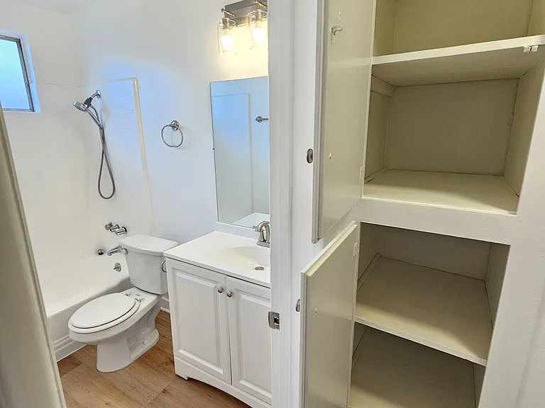 910 N Orange Grove Ave — Photo 10