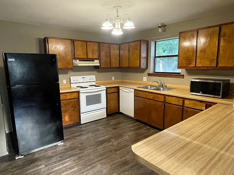 220 Locust Ave #A — Photo 2