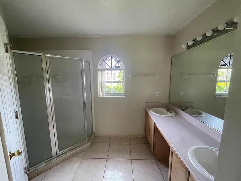 569 Pinehurst Cv — Photo 12