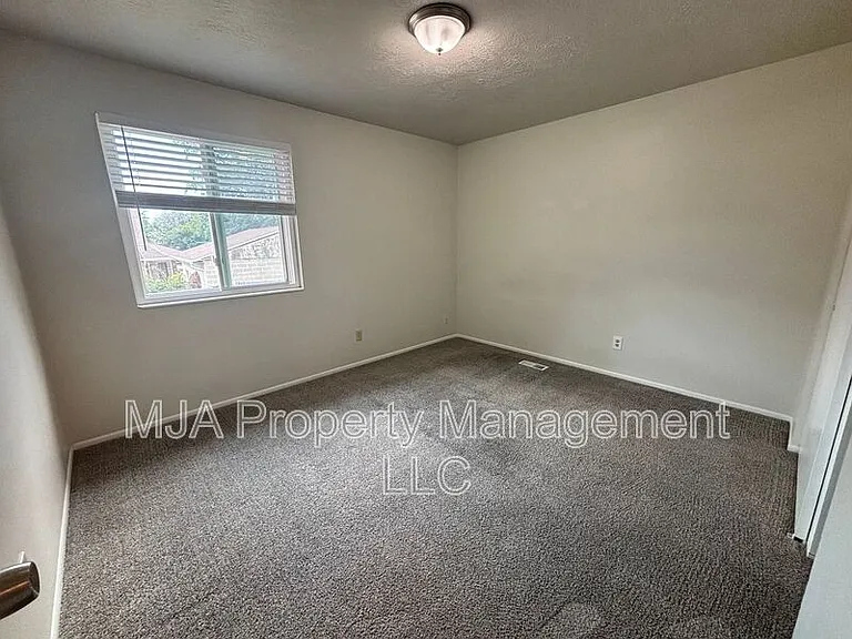 1817 E Vine St — Photo 15