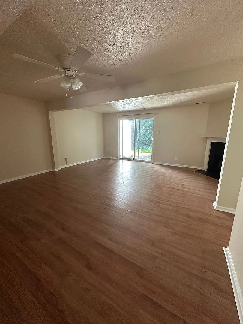 Well maintained 3 Bedroom 2.5 Bathroom Townhouse is the desirable Kings Grant neighborhood in Mar... — Photo 4