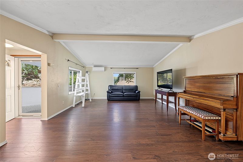 5th image of 161 Fircrest Drive