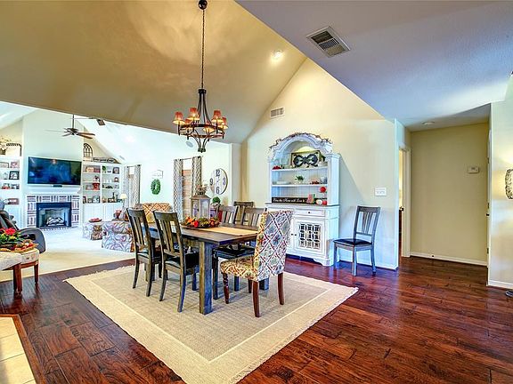 5th image of 700 Erica Cir