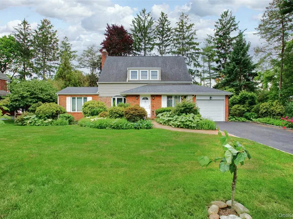 34 Wildwood Lane, East Hills, NY 11577