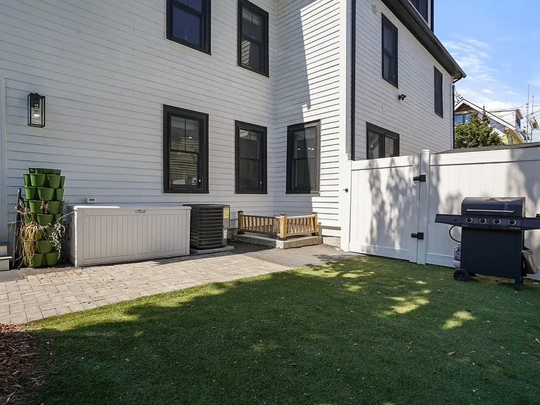 4 Fairlee St — Photo 22