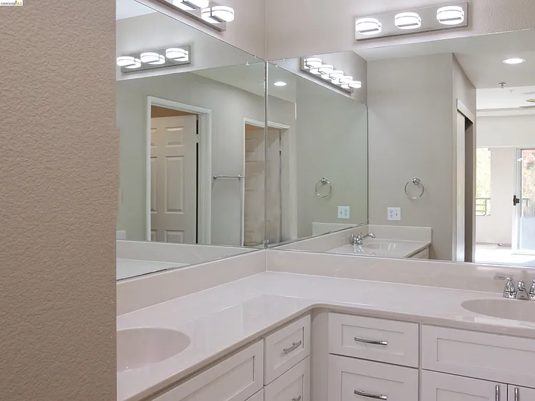 220 Caldecott Ln #201 — Photo 27