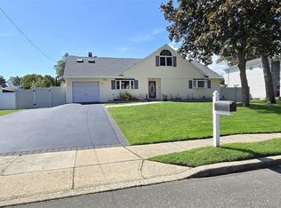 16 Ballad Cir, Holbrook, NY 11741
