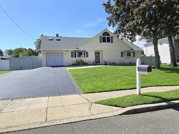 16 Ballad Circle, Holbrook, NY 11741