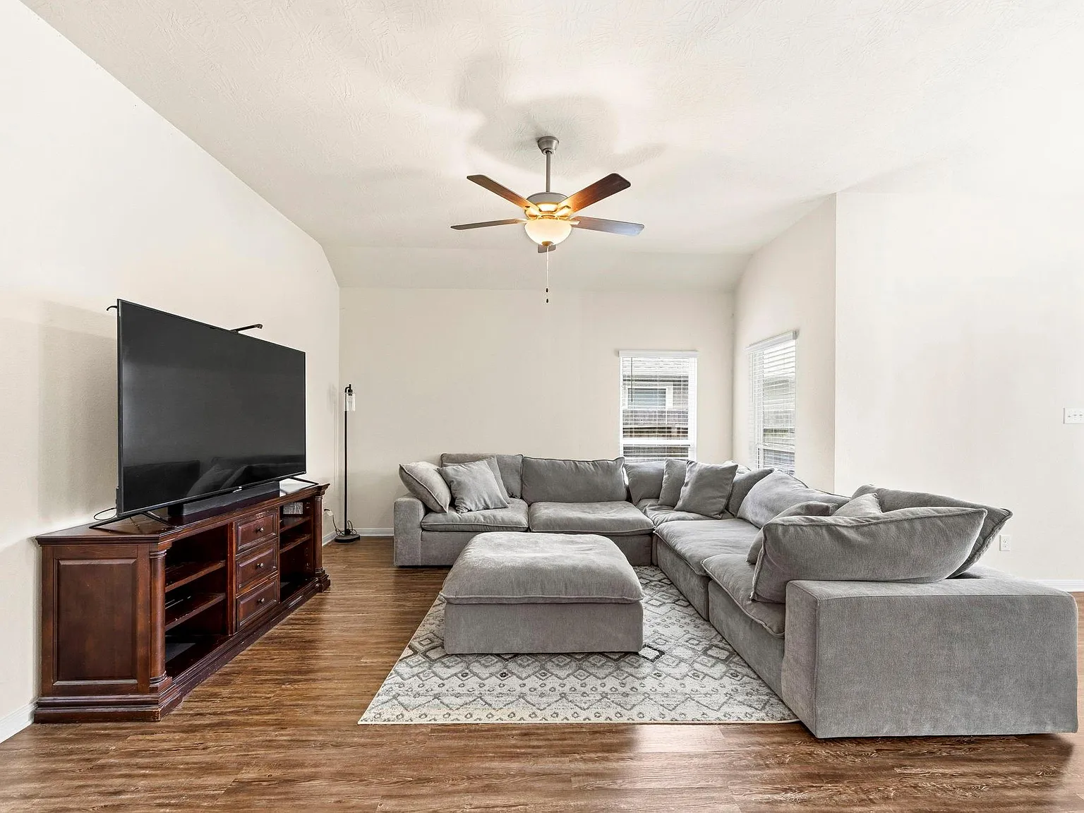3 bed, 2.0 bath, 1546 sqft, $2,000 — Photo 2