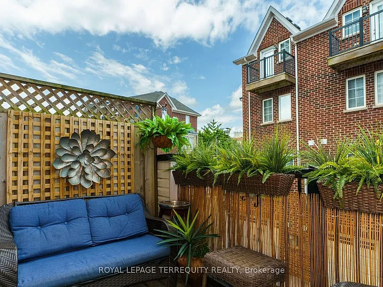 101 The Queensway #Townhouse 2 — Photo 3