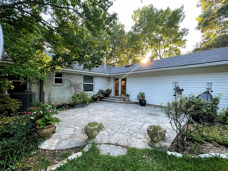 9857 Chiswell Rd — Photo 16