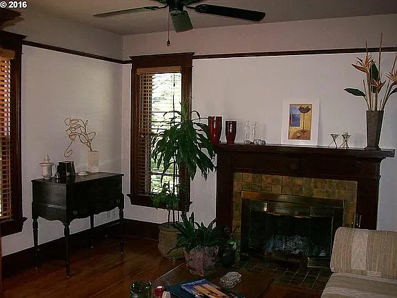 237 NE Graham St — Photo 6